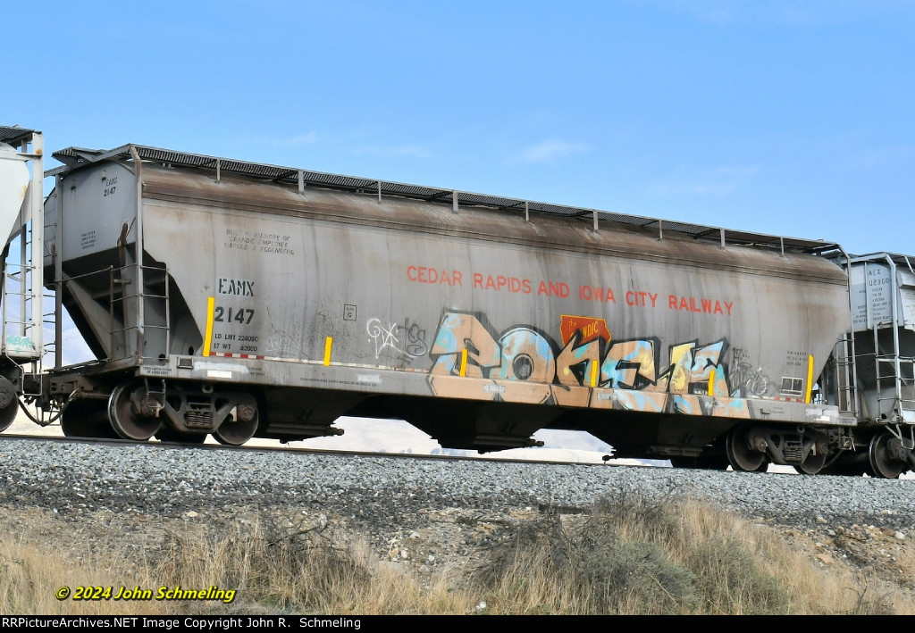 EAMX 2147 ex Ceder Rapids & Iowa City covered hopper. Caliente (Tehachapi Pass) CA. 11/29/2024